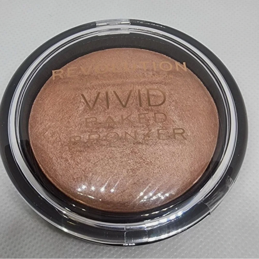 Makeup Revolution Vivid Baked Bronzer Powder Golden Days.Net Wt. 0.45oz/13gm New